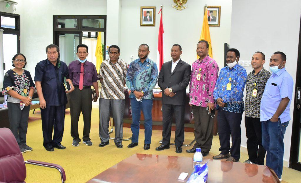 Anggota Komisi I DPR-RI Bertemu Rektor Uncen