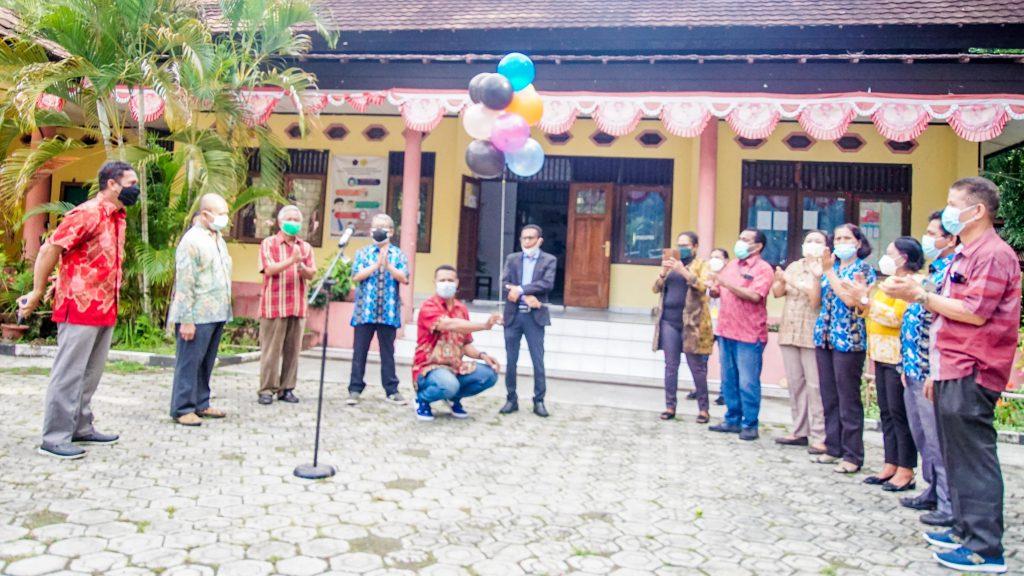 PENGGUNTINGAN BALON, TANDAI PENCANANGAN DIES NATALIS KE-24 F-MIPA