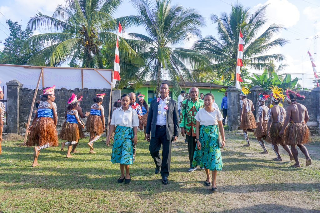 Rektor Uncen Serahkan Beasiswa Kepada 134 Mahasiswa PSDKU Biak Numfor.