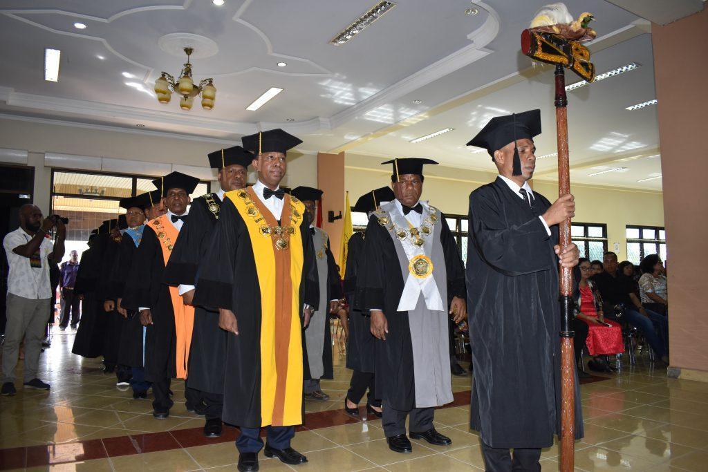 Rektor Uncen Mewisuda 1.412 lulusan Program Doktor, Magister, Sarjana dan Diploma Periode II tahun 2019