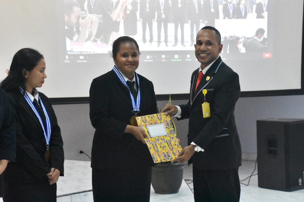 Marisa Christin Simbiak Lulusan Terbaik Teknik Uncen