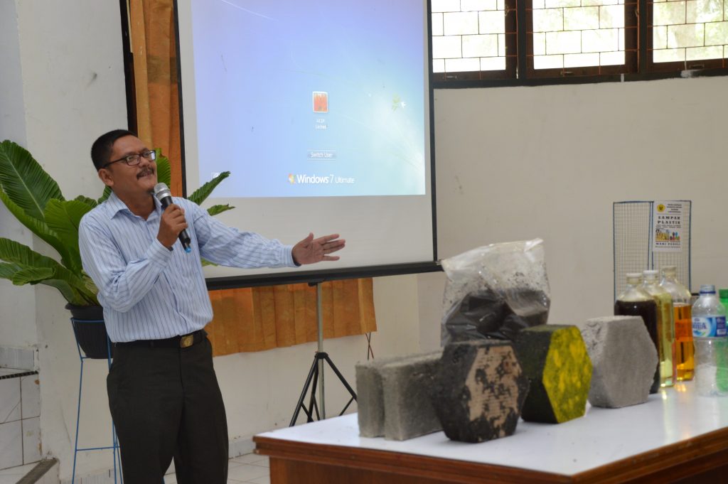 “Pelatihan Pengolahan Limbah Plastik Menjadi Paving Block dan Bataco”