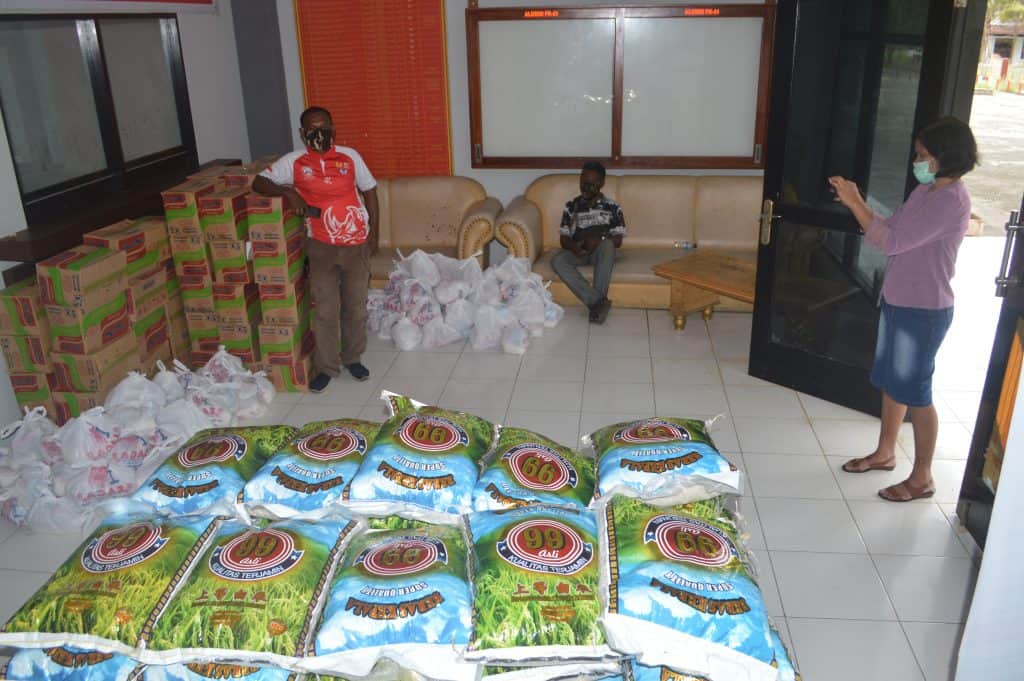 100 Paket Bahan Pokok Dibagikan Kepada Mahasiswa Fakultas Hukum