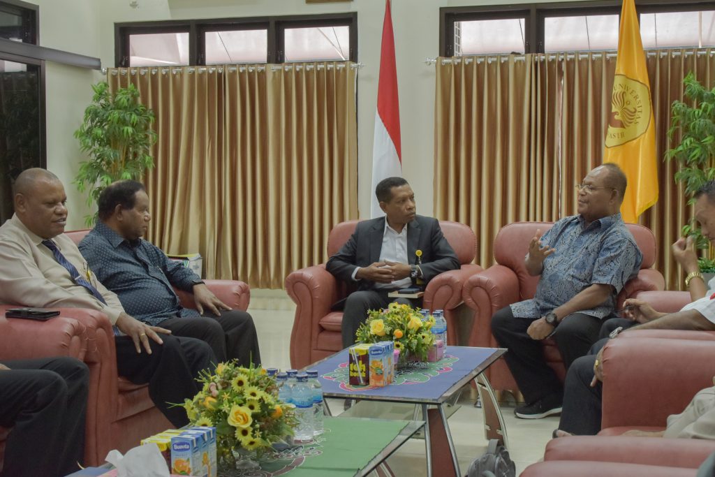 Mantan Gubernur Papua Kunjungi Uncen