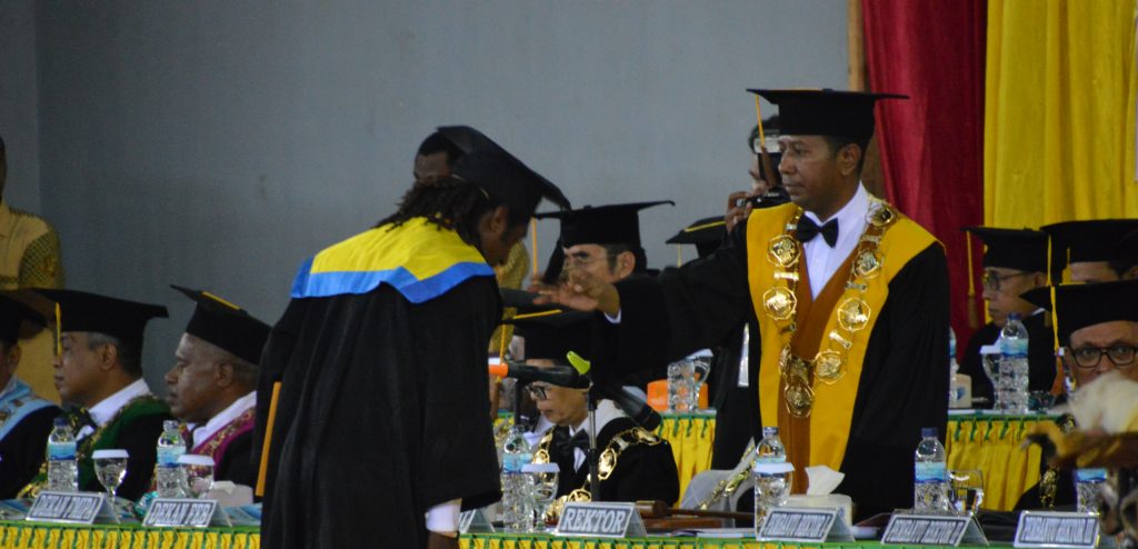Rektor Universitas Cenderawasih mewisuda dan melantik 421 wisudawan