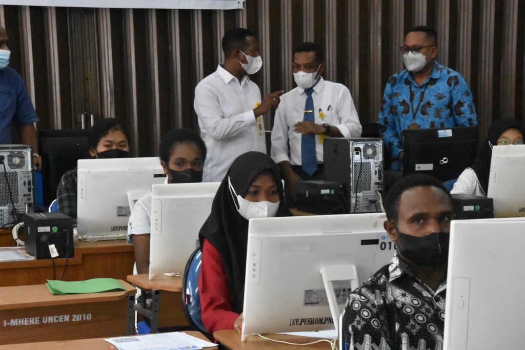 REKTOR  UNCEN  MEMANTAU  HARI  PERTAMA  PELAKSANAAN  UTBK 2022 DI TIGA LOKASI