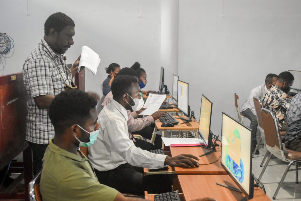 Ujian JMSB Uncen : Koneksi Jaringan Internet Aman Di 3 Lokasi Ujian.