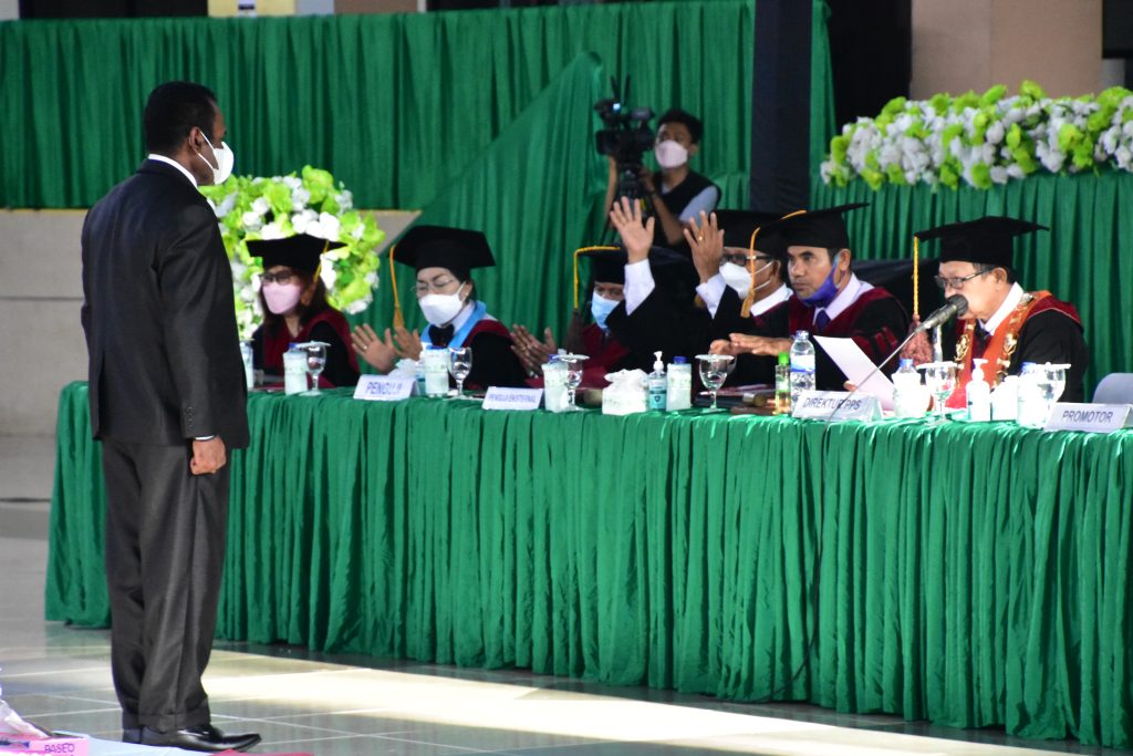 Kepala Kanwil Kemenag Papua Raih Gelar Doktor, Interaksi Sosial Multikultural Kunci Solidaritas Dalam Masyarakat.