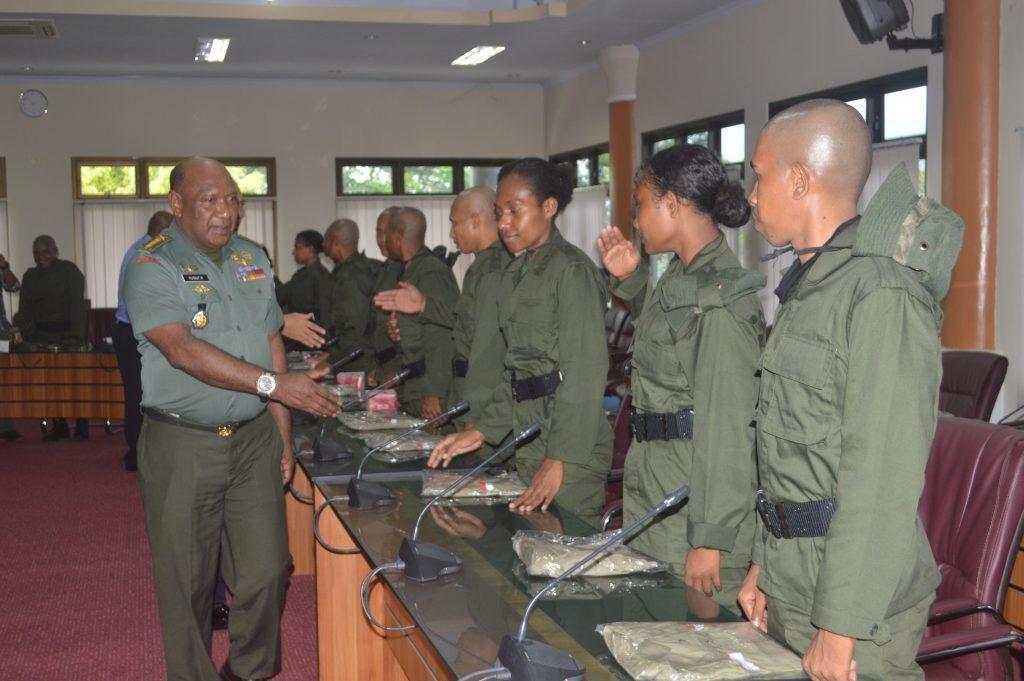 Penyerahan Peserta DIKSAR MENWA Uncen Kepada KODAM XVII Cenderawasih
