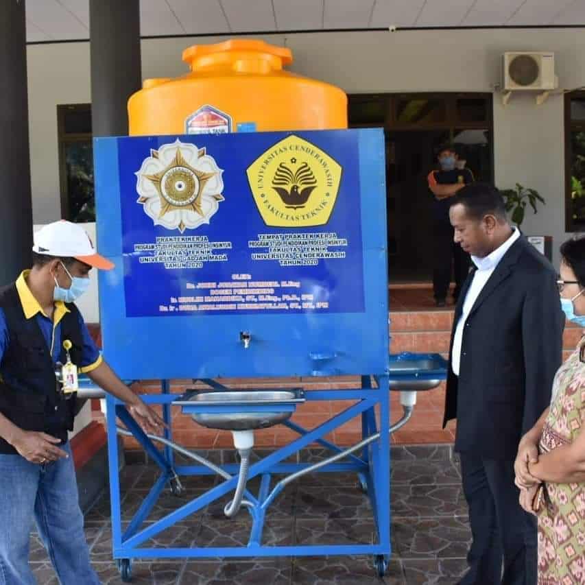 Praktek Kerja Program Studi Pendidikan Profesi Insinyur Serahkan Alat Cuci Tangan