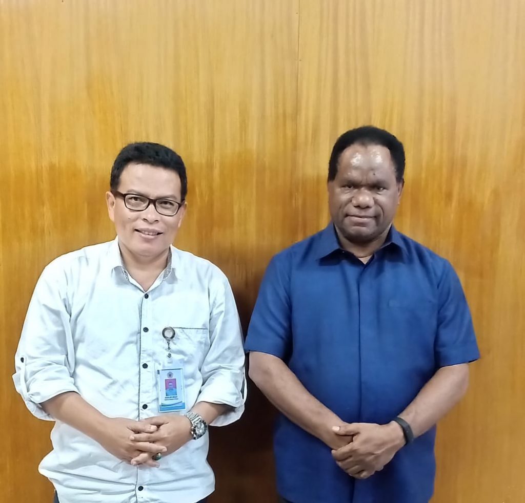 Best Paper diraih oleh. Julius Ary Mollet, SE, MBA, MTDev, Ph.D