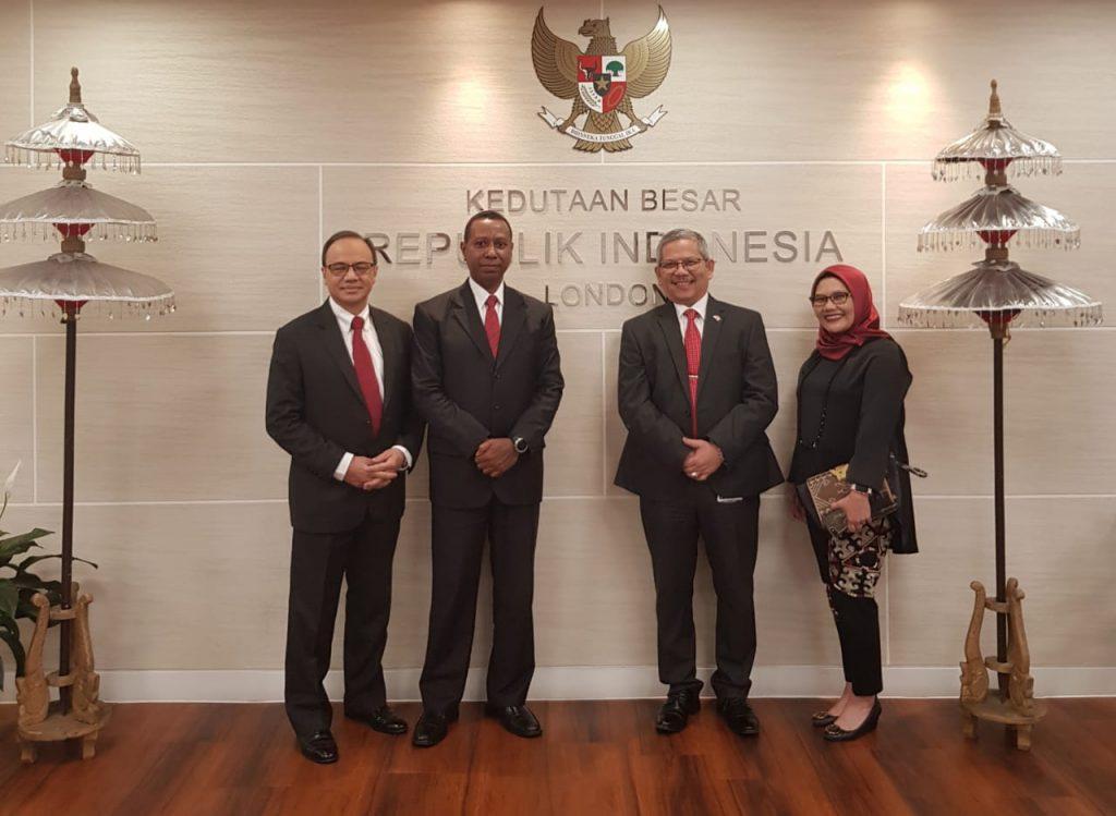 Rektor Uncen Salah Satu Narasumber Seminar Di London