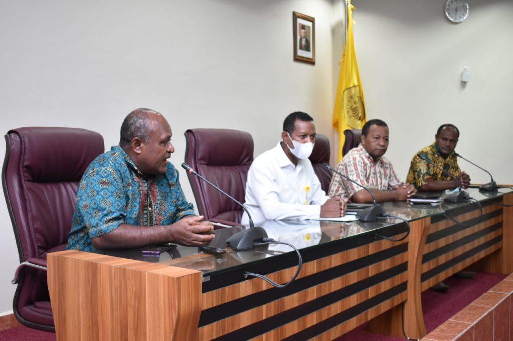 Penjajakan MOU, “Satu Rumah Wajib Satu Sarjana” Kepala Kampung Yoka Bertemu Rektor Uncen