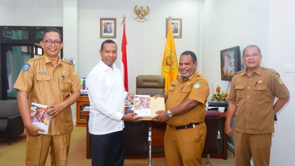 Elpius Hugi Sumbangkan Buku Untuk Perpustakaan di Uncen.