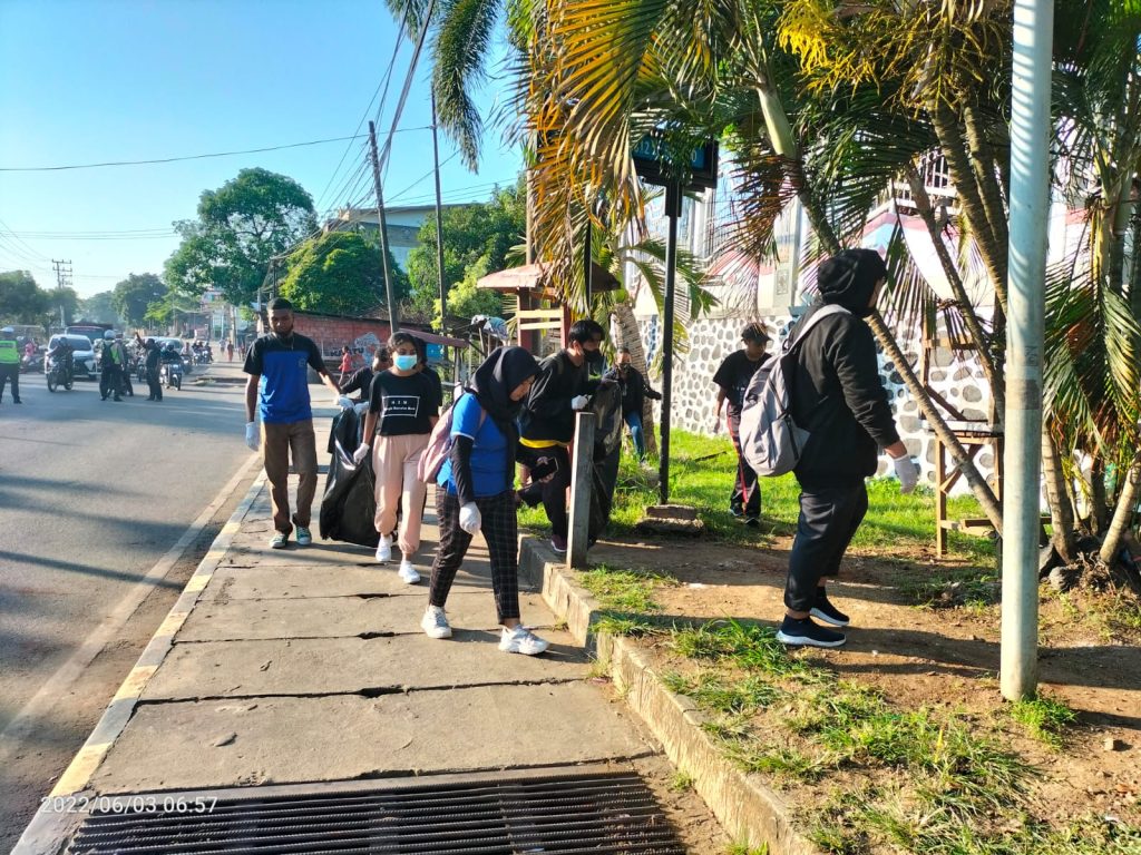 AKSI BERSIH LINGKUNGAN DI LUAR KAMPUS UNCEN DALAM MENYOSONG HARI LINGKUNGAN HIDUP TANGGAL 5 JUNI 2022