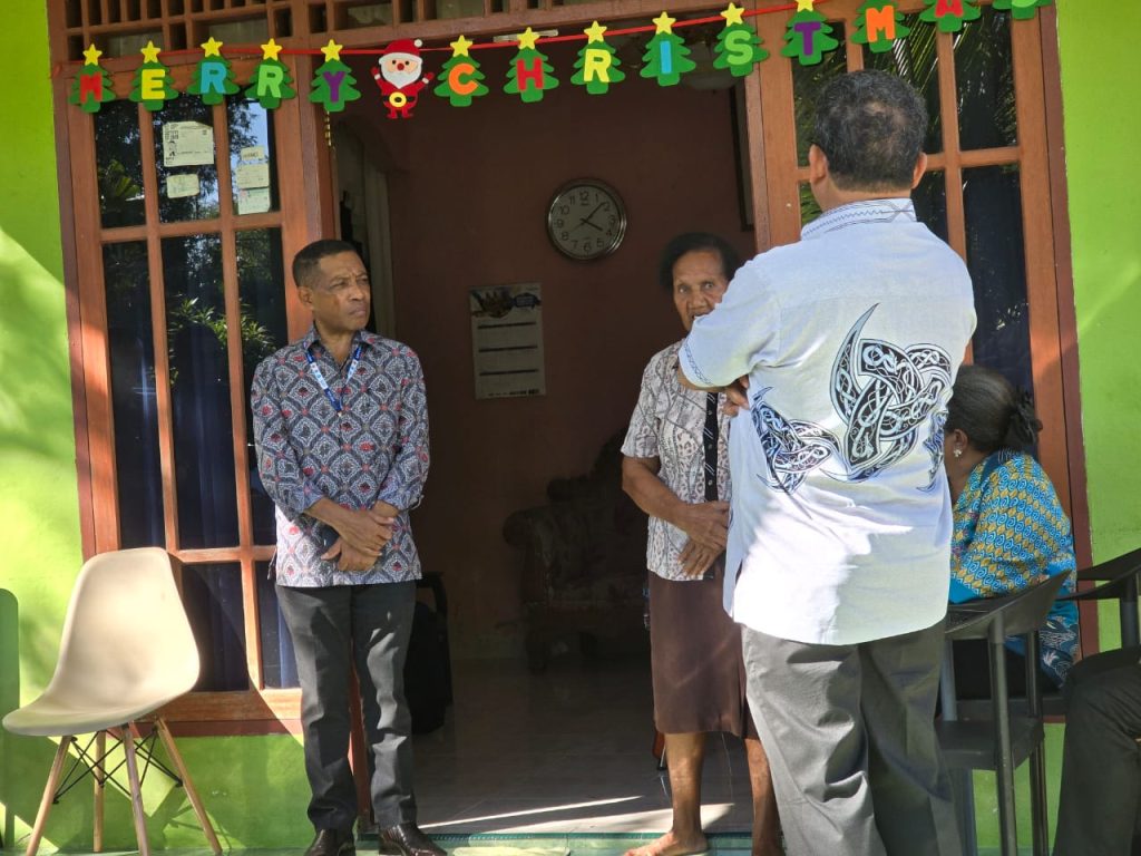 KUNJUNGAN KASIH KE KEDIAMAN BAPAK DRS. SILAS ANTOH