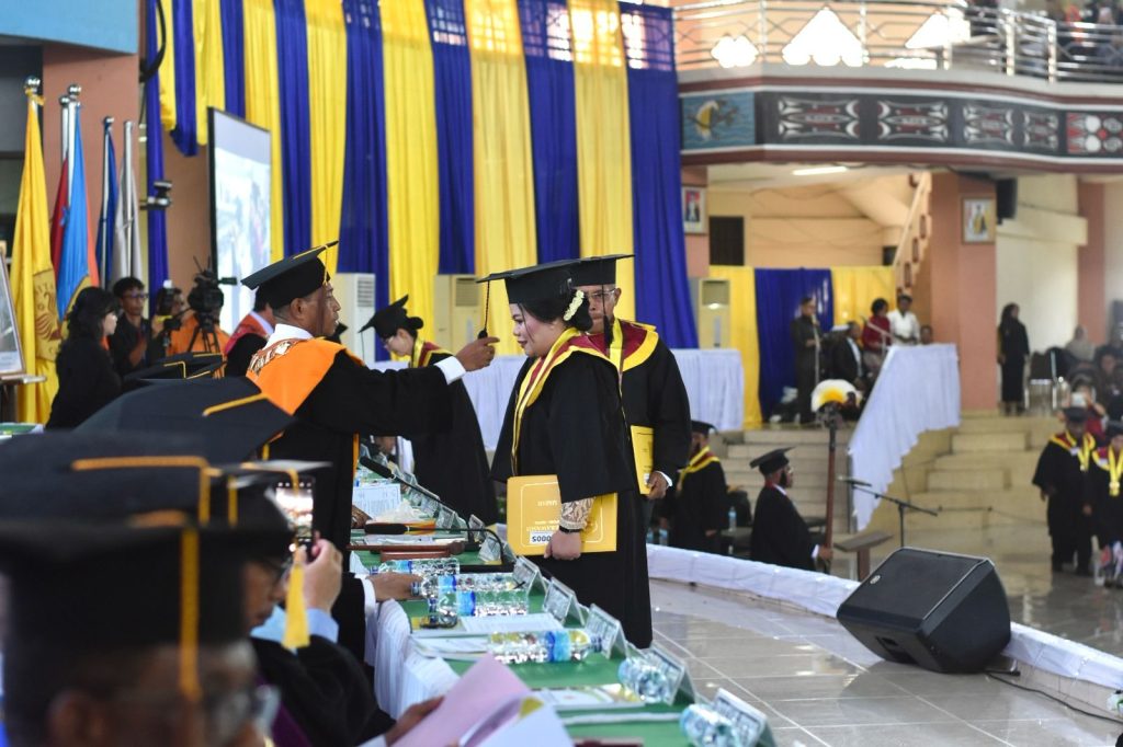 Wisuda Uncen Periode I 2025 : “678 Lulusan Siap Berkontribusi Untuk Pembangunan Papua Melalui Inovasi dan Kolaborasi”.