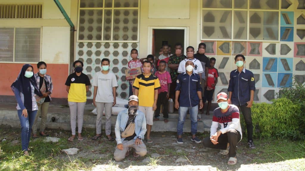 Mahasiswa Program Studi Akuntansi S1, S2, Alumni dan Magister Keuangan Daerah Fakultas Ekonomi dan Bisnis Uncen,  Bagikan Paket Sembako