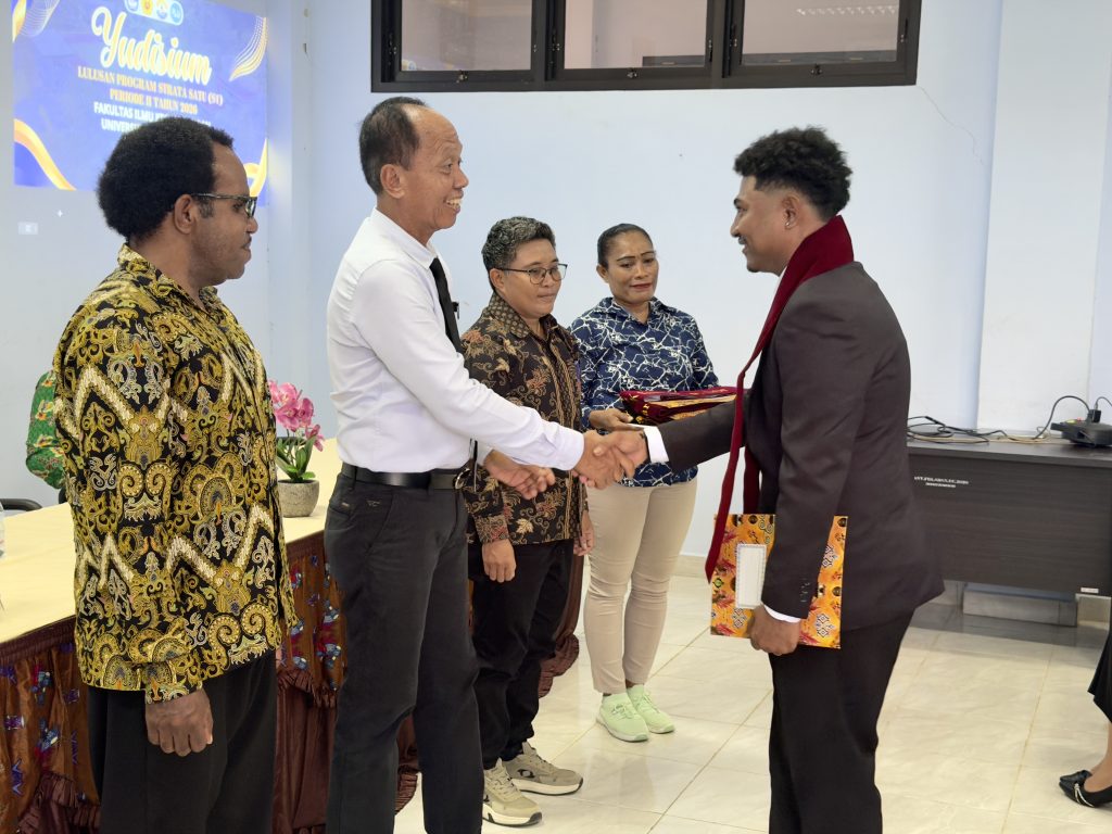 Kukuhkan 18 Lulusan Baru, FIK Uncen Dorong Alumni Lanjutkan Studi dan Jaga Nama Baik Almamater