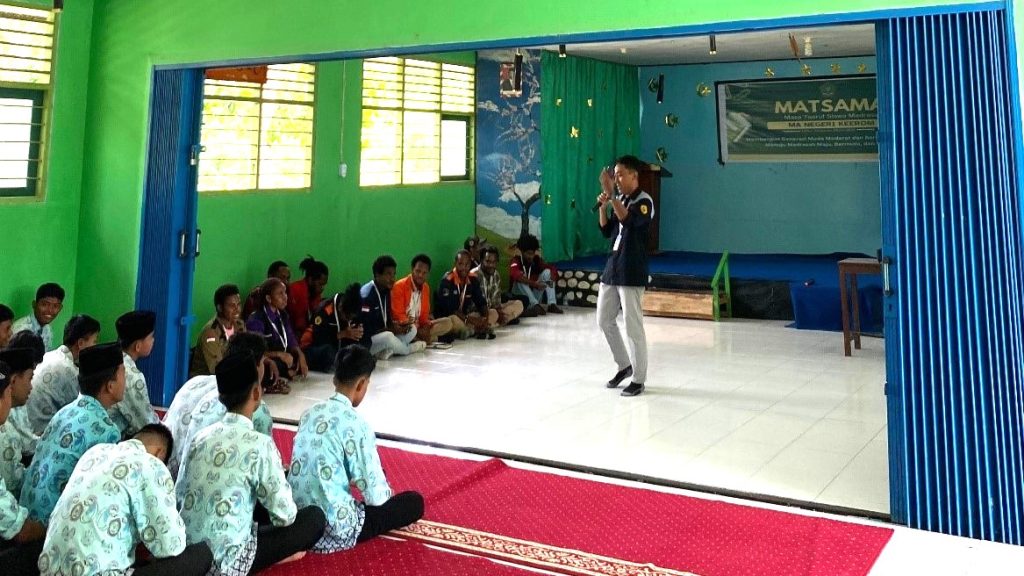 Mahasiswa KKN Uncen  Kelompok 32 Kenalkan Fakultas dan Jurusan Bagi Siswa Madrasah di Keerom.