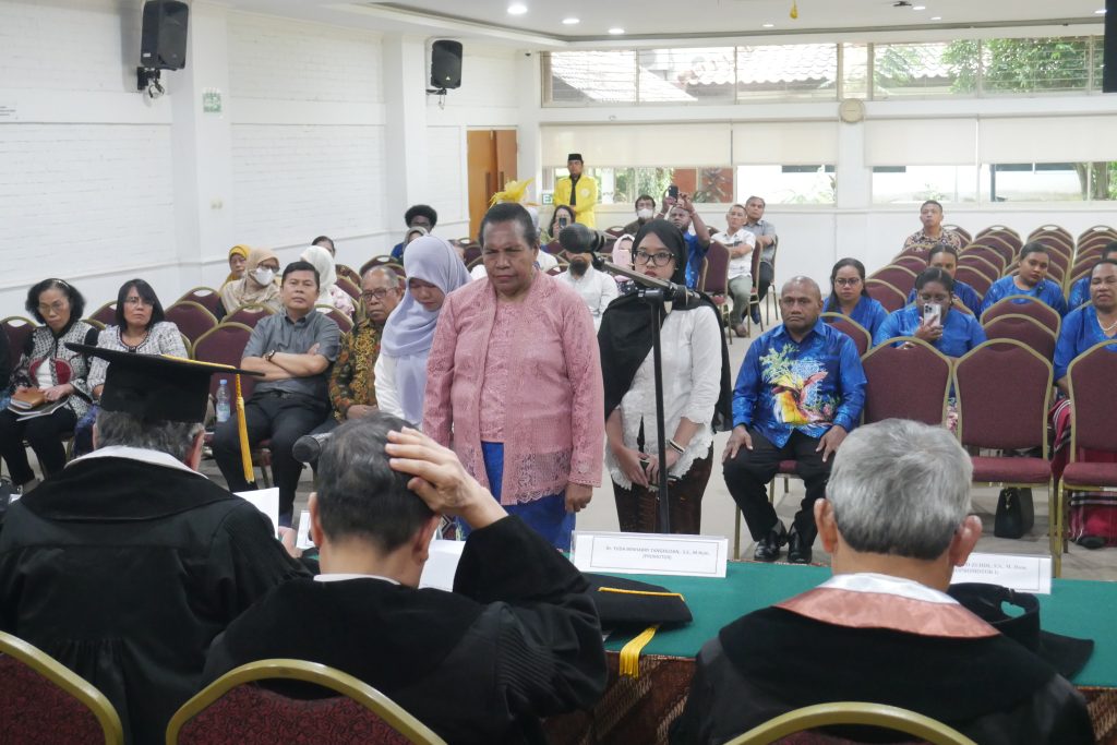 Dosen Ilmu Sejarah FKIP Uncen Dikagumi Penguji Disertasi.