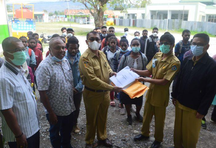 Penyerahan Naskah Kepada Pengawas Ujian