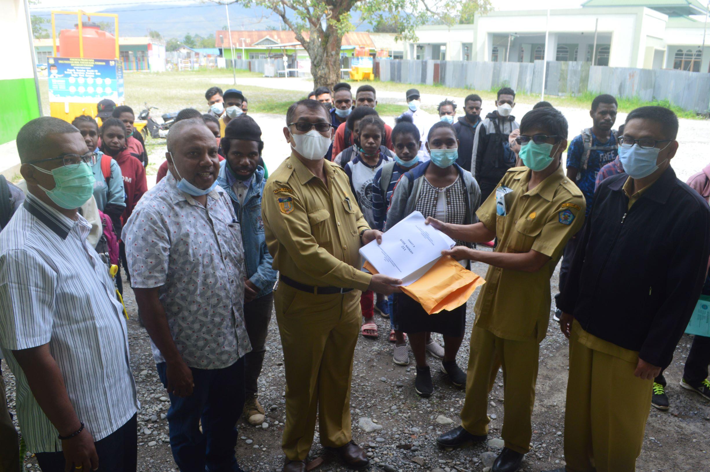 Penyerahan Naskah Kepada Pengawas Ujian