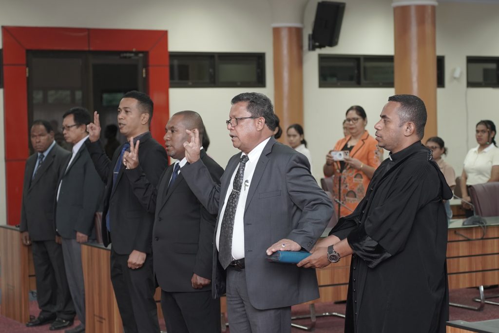 Dekan Teknik, Kepala UPT Museum, dan Ketua UPU Dilantik Rektor Uncen.