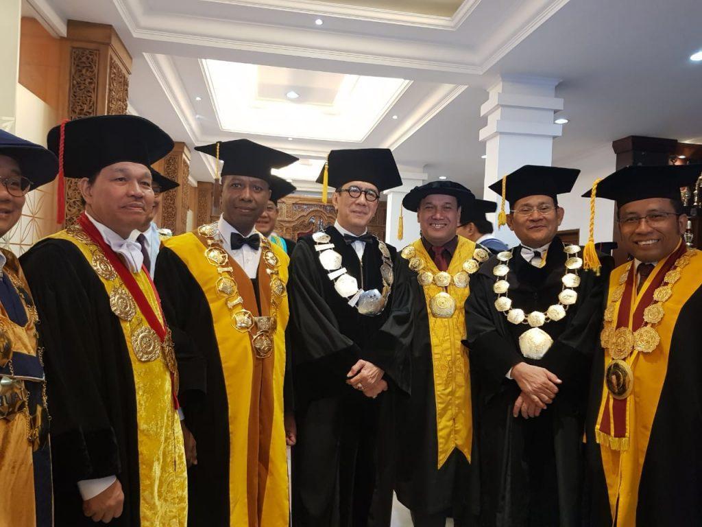 Rektor UNCEN Jadi Pendamping Pengukuhan Guru Besar Menteri Hukum dan HAM