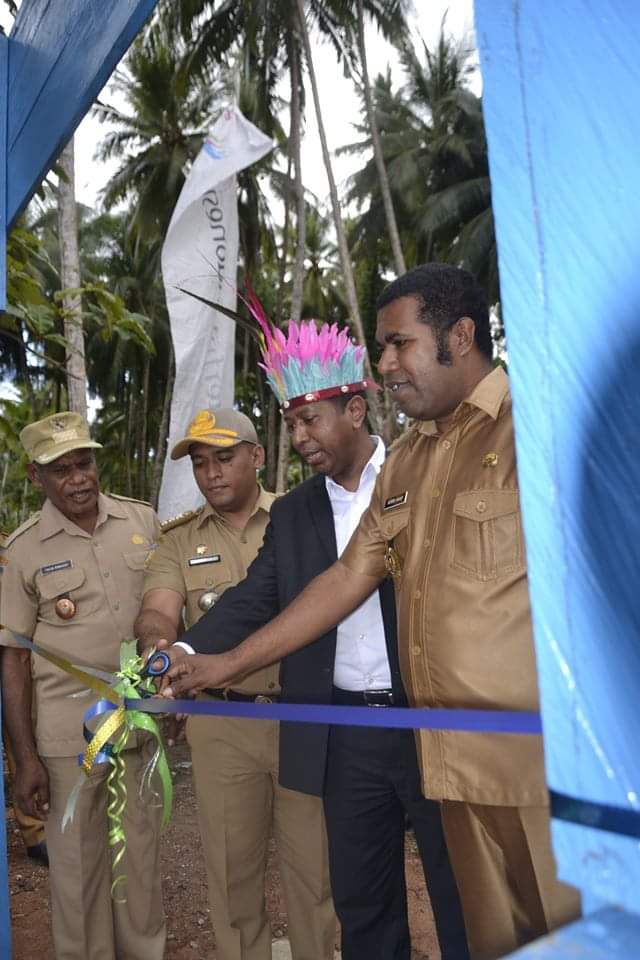 Rektor Uncen bersama Bupati Biak Resmikan Gapura dan Jembatan Kampung Binyeri Distrik Yendidori