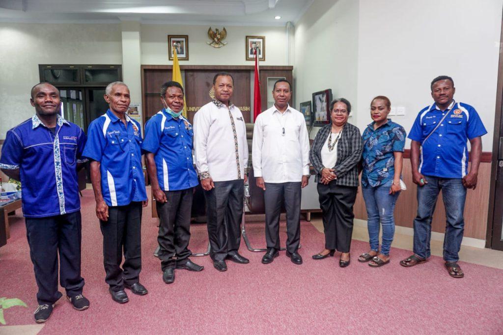 UNCEN BANTU KEMBANGKAN UNIVERSITAS ADAT JADI PRODAK PENDIDIKAN KEBANGAAN PAPUA