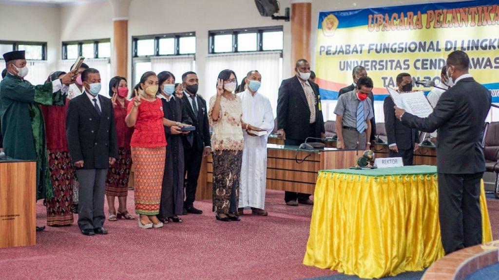 REKTOR UNCEN LANTIK 12 PEJABAT FUNGSIONAL: “BEKERJALAH SECARA PRIMA”
