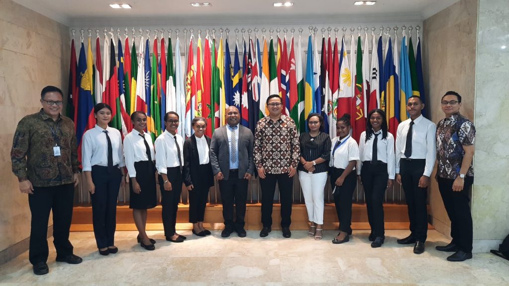 Galeri Foto Penyerahan Mahasiswa Magang HI Kepada Kemenlu RI