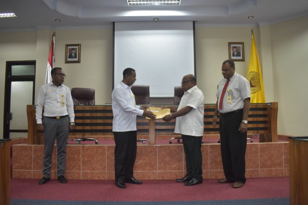 Rektor Serahkan SK Pada Koordinator &  Subkoordinator Di Lingkungan Uncen