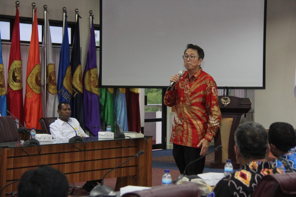 PAKAR MOTIVATOR TERBAIK “TUNG DESEM WARINGIN” BERKUNJUNG KE UNIVERSITAS CENDERAWASIH