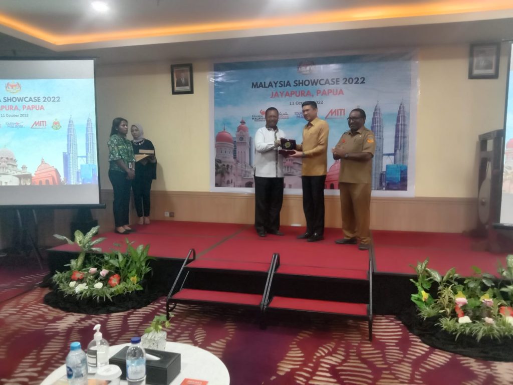 Pembantu Rektor Bidang Kerja Sama Hadiri Promosi “Malaysia Showcase Jayapura 2022”.