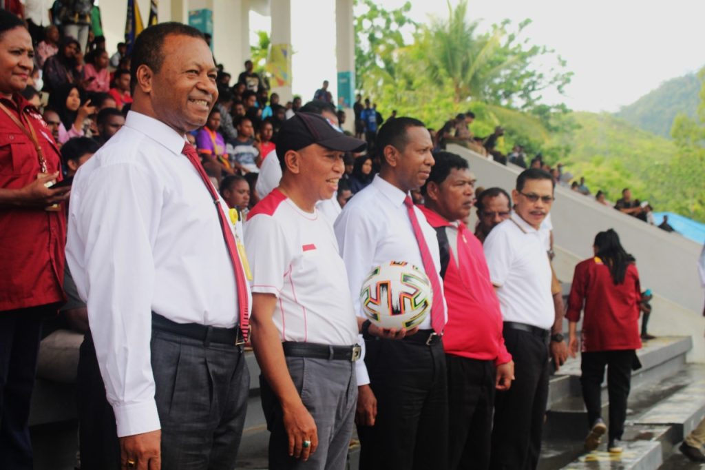 MEMPORA ZAINUDIN AMALI BUKA TURNAMEN SEPAK BOLA REKTOR UNCEN CUP II