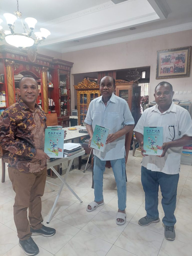Freddy Numberi Sumbang Buku Untuk Perpustakaan Uncen.