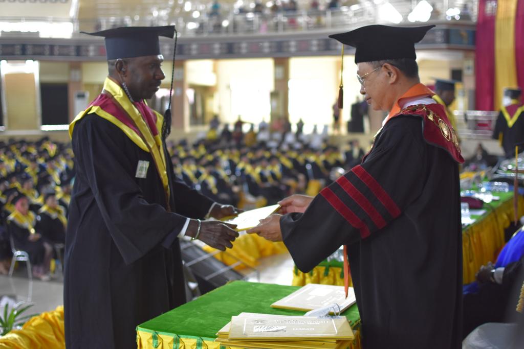 Wisudawan Harus Berpikir “Think Out Of The Box”