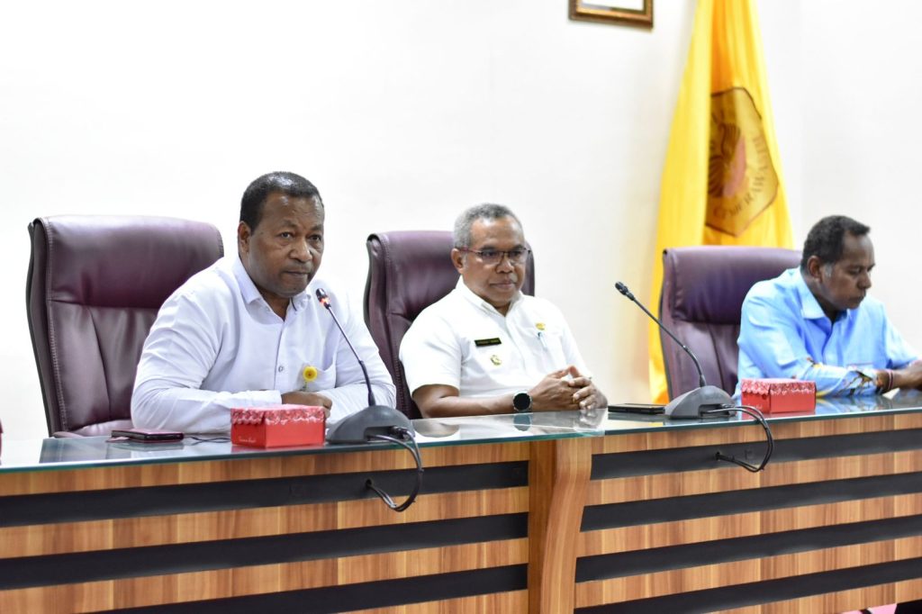 Pemkab Yapen Gelontorkan Dana, Dukung Sarpras UNCEN