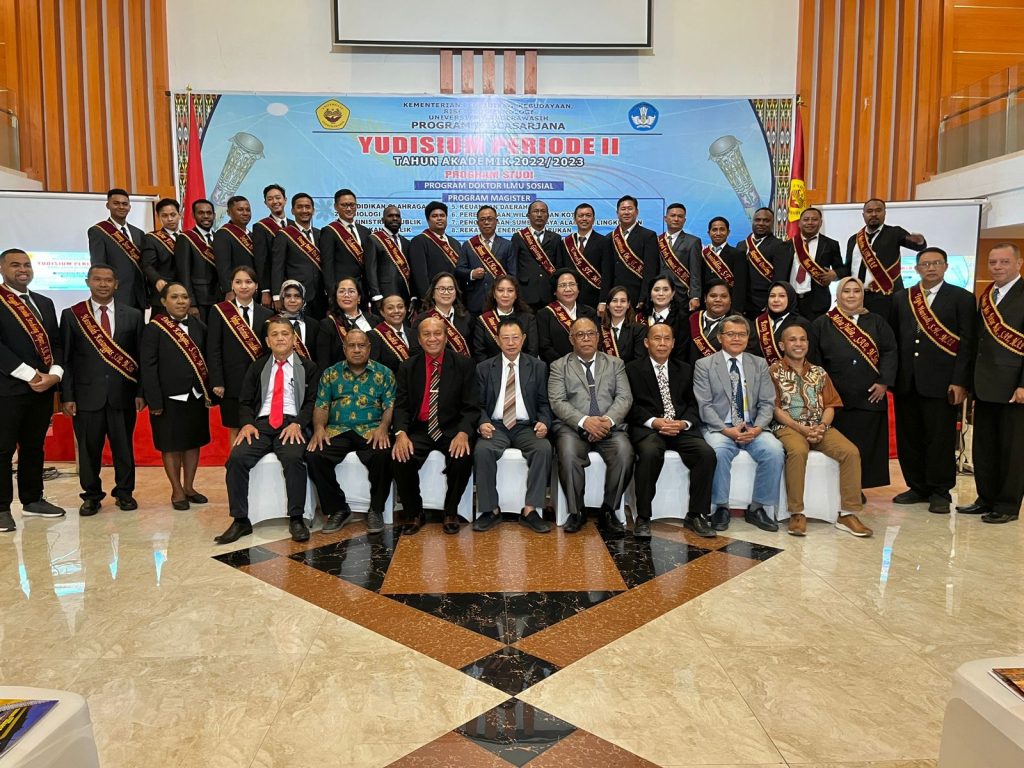 27 Lulusan Program Pascasarjana Raih Predikat Cum Laude.