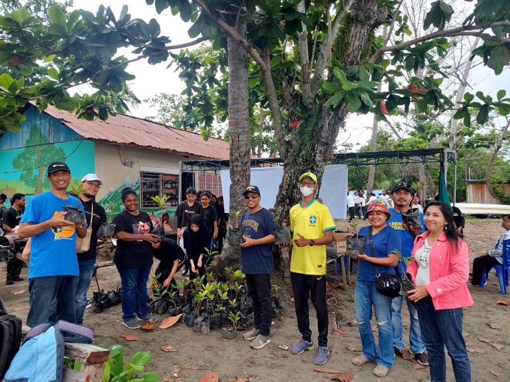 Peduli Lingkungan, FT Uncen Tanam 200 Bibit Manggrouw Di Pantai Ciberi