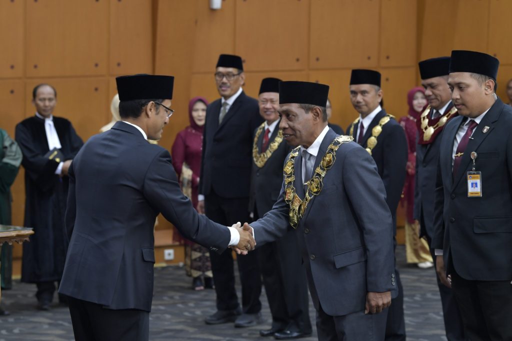 Mendikbudristek Nadiem Anwar Makarim Lantik Dr. Oscar Oswald O. Wambrauw, S.E.,M.Sc.,Agr. sebagai Rektor Uncen periode 2023-2027.