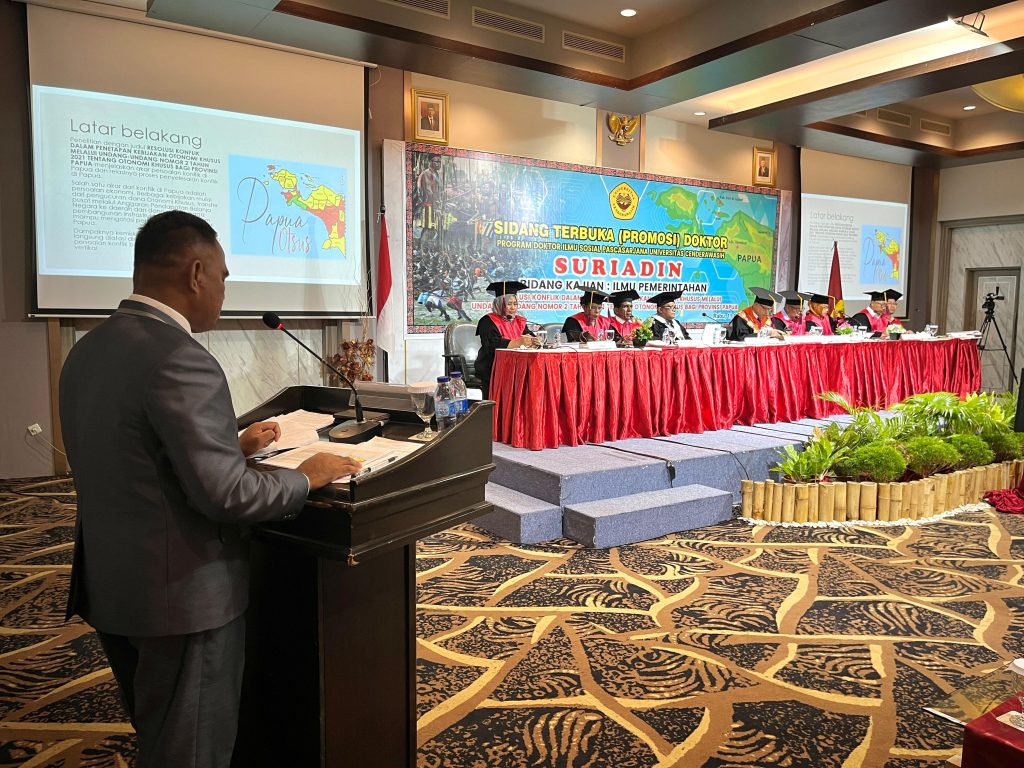 Anggota Brimob Polda Papua Lulus Ujian Doktor.