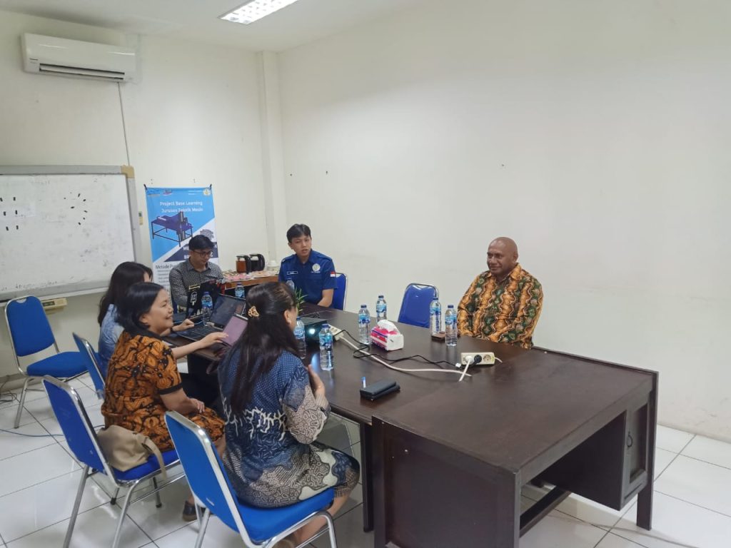 BELAJAR SEKOLAH VOKASI, LP2M UNCEN BERKUNJUNG KE POLITEKNIK NEGERI MANADO