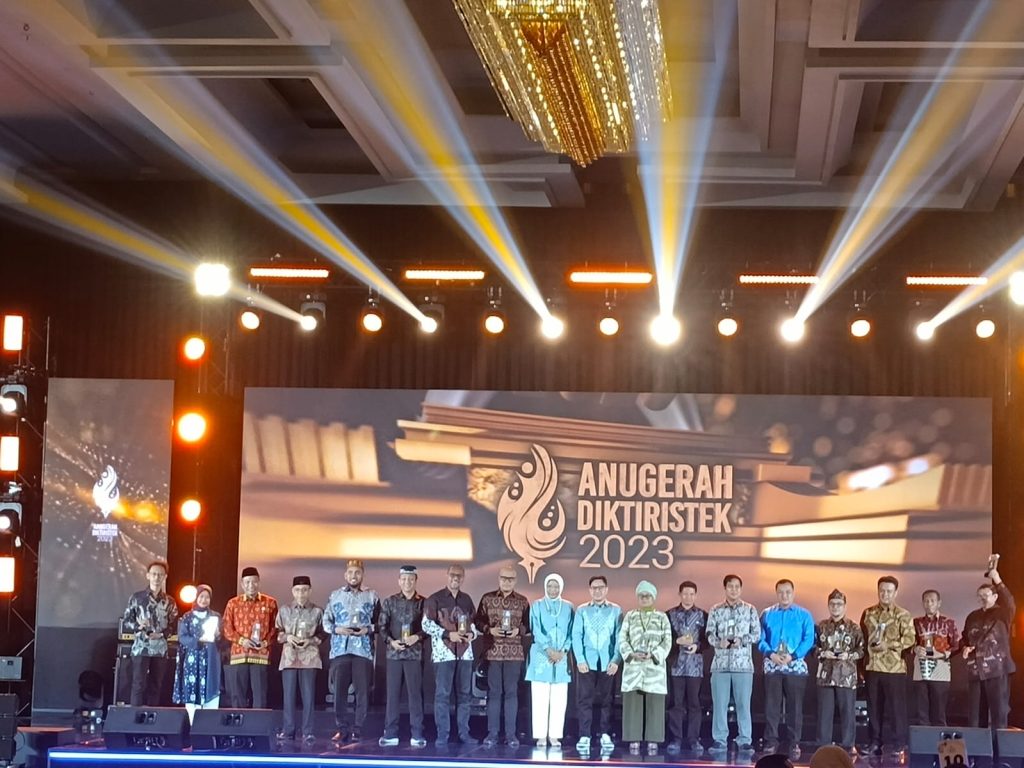 Dipenghujung Tahun 2023, Uncen Bangga Raih 2 Penghargaan Diktiristek