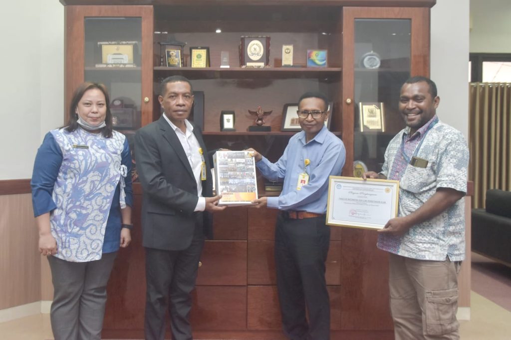 REKTOR BERIKAN REWARD PADA 4 UNIT, ATAS KONTRIBUSI PENCAPAIAN KERJASAMA IKU 6