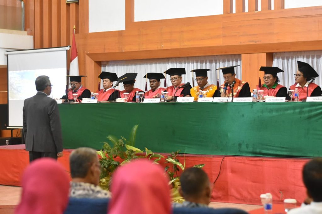 Penjabat Bupati Puncak Jaya Lulus Ujian Doktor.