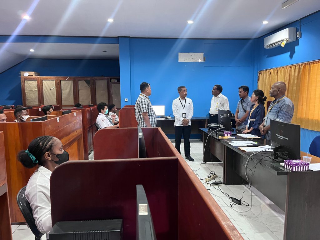 Rektor Uncen Meninjau Pelaksanaan UTBK Hari Pertama, Berjalan Lancar.