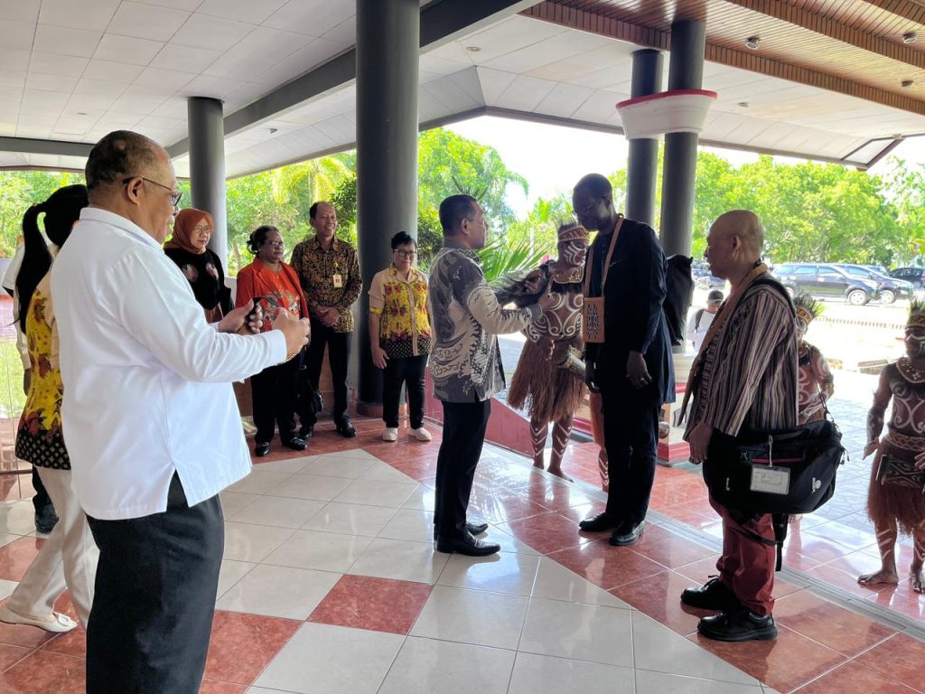 Dua Delegasi AFRASI Burkina Faso Ke Uncen; “WITH PAPUA AND AFRICA TO BUILD THE WORLD ANEW”